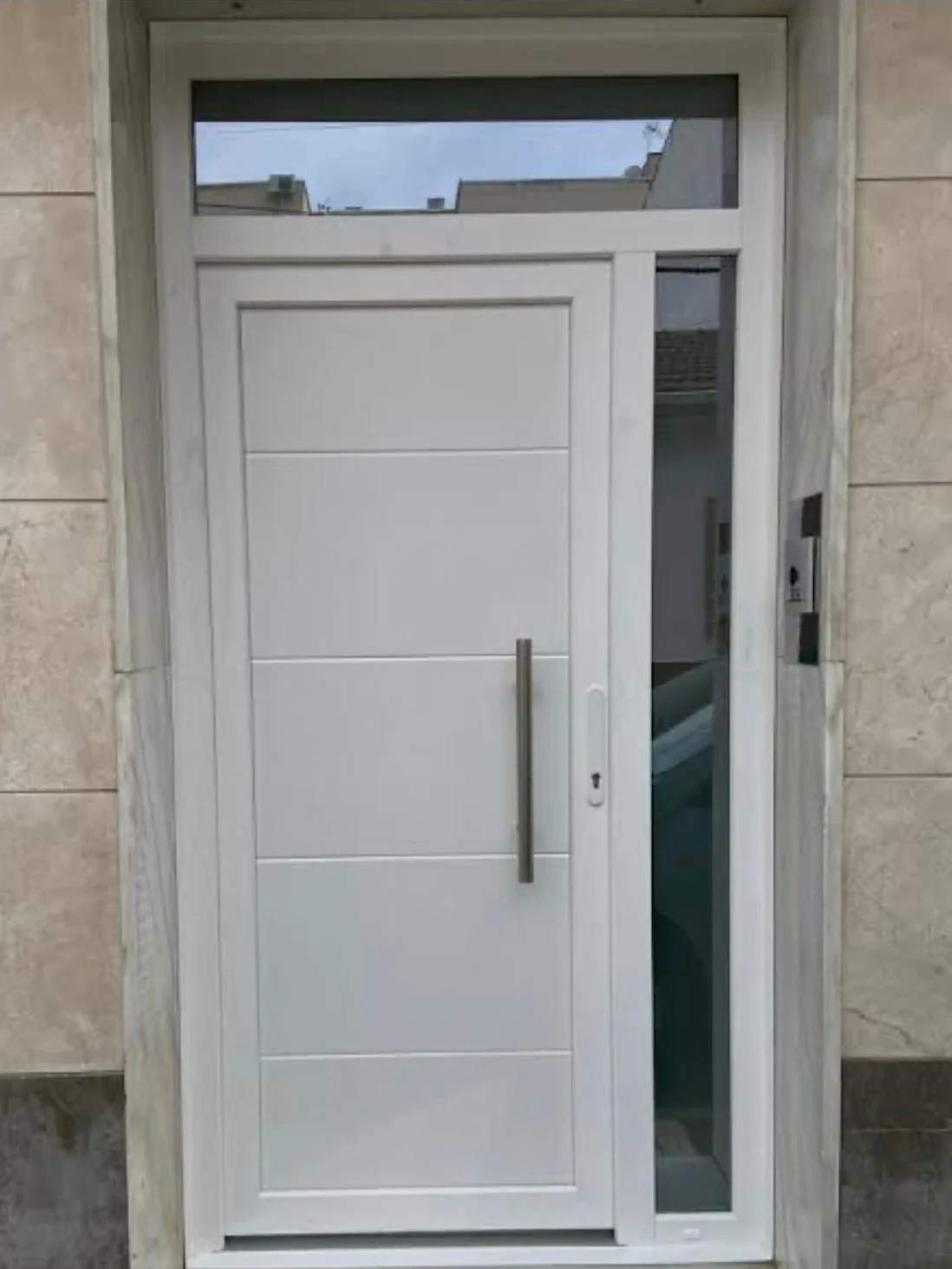 Puerta de entrada de PVC en Alicante